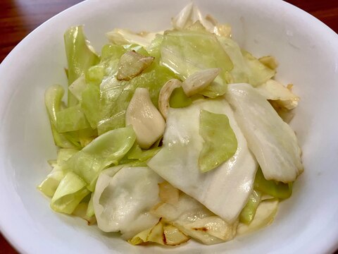 食欲が湧くキャベツとにんにくの炒め物